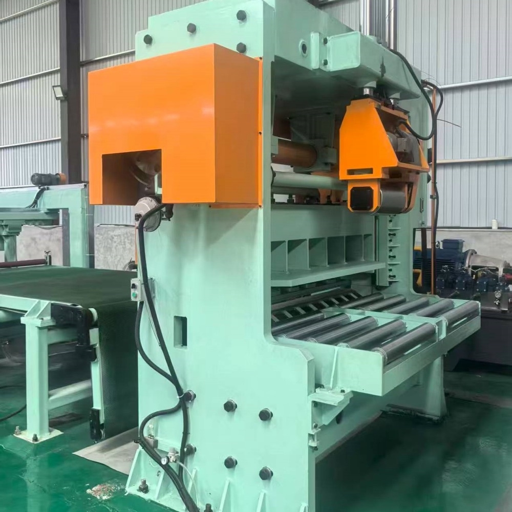 Factory photo: Heavy-gauge leveling cut-to-length line